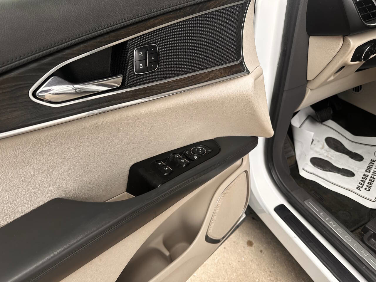 Used 2017 Lincoln MKX Reserve FWD image 11