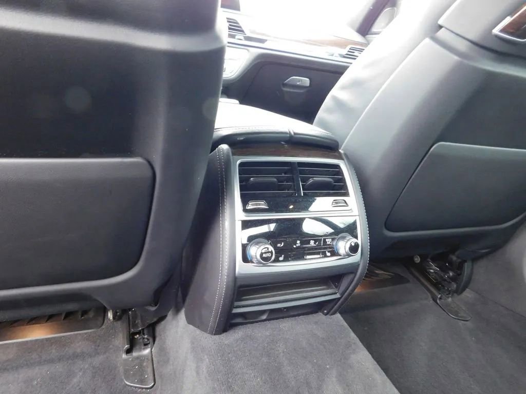 Used 2022 BMW 740i xDrive w/ M Sport Package image 13