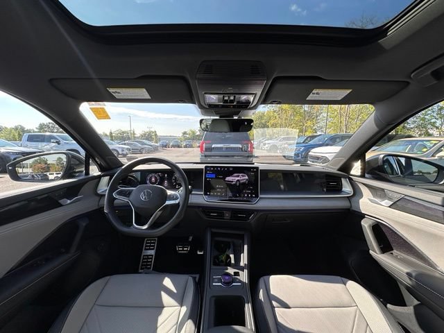 Used 2025 Volkswagen Tiguan SE R-Line AWD/4WD image 2
