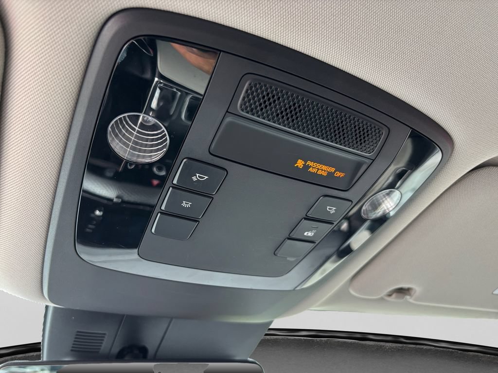 Used 2024 Kia Carnival LX FWD image 33