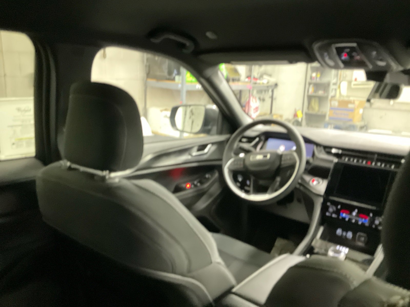 Used 2025 Jeep Grand Cherokee Laredo w/ Luxury Tech Group I image 32