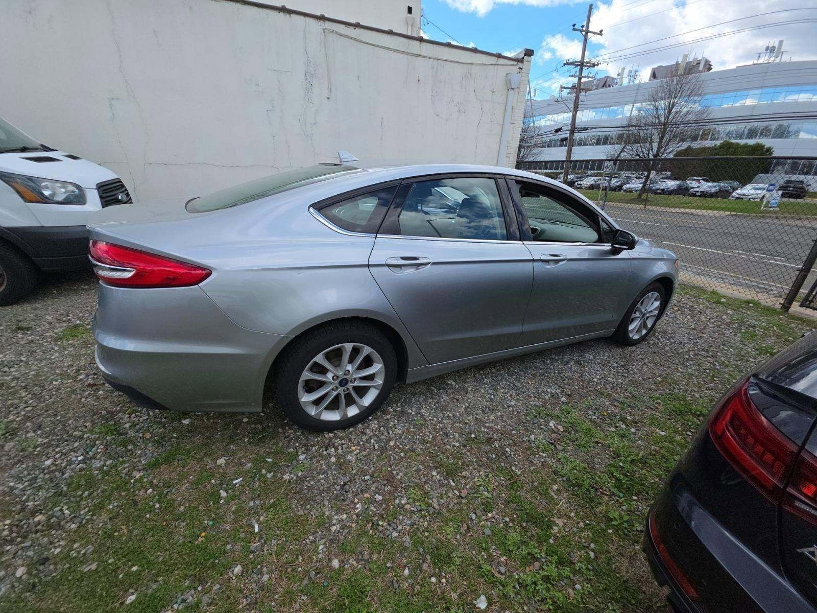 Used 2020 Ford Fusion SE image 3