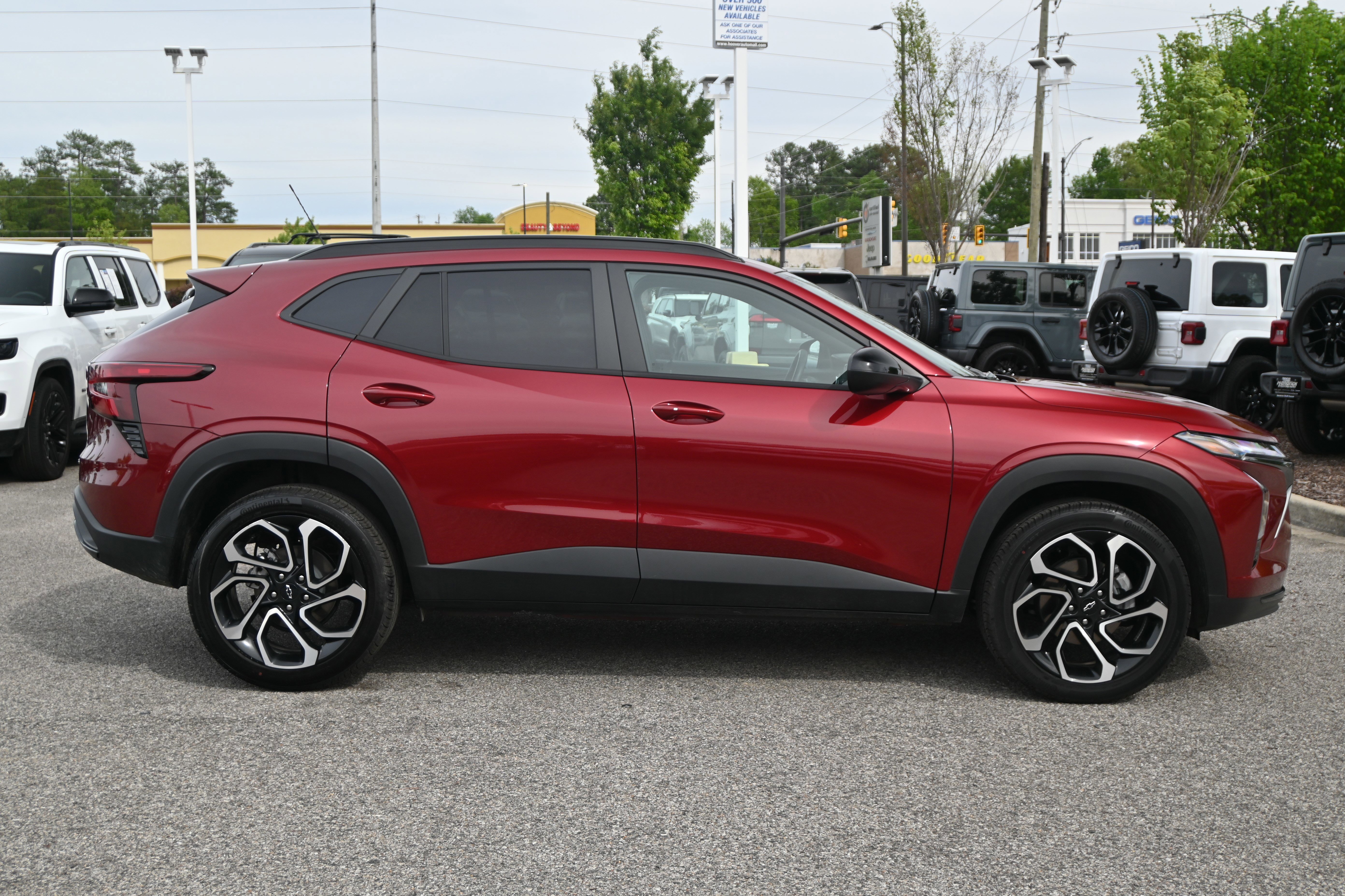 Used 2025 Chevrolet Trax RS w/ Sunroof Package image 17