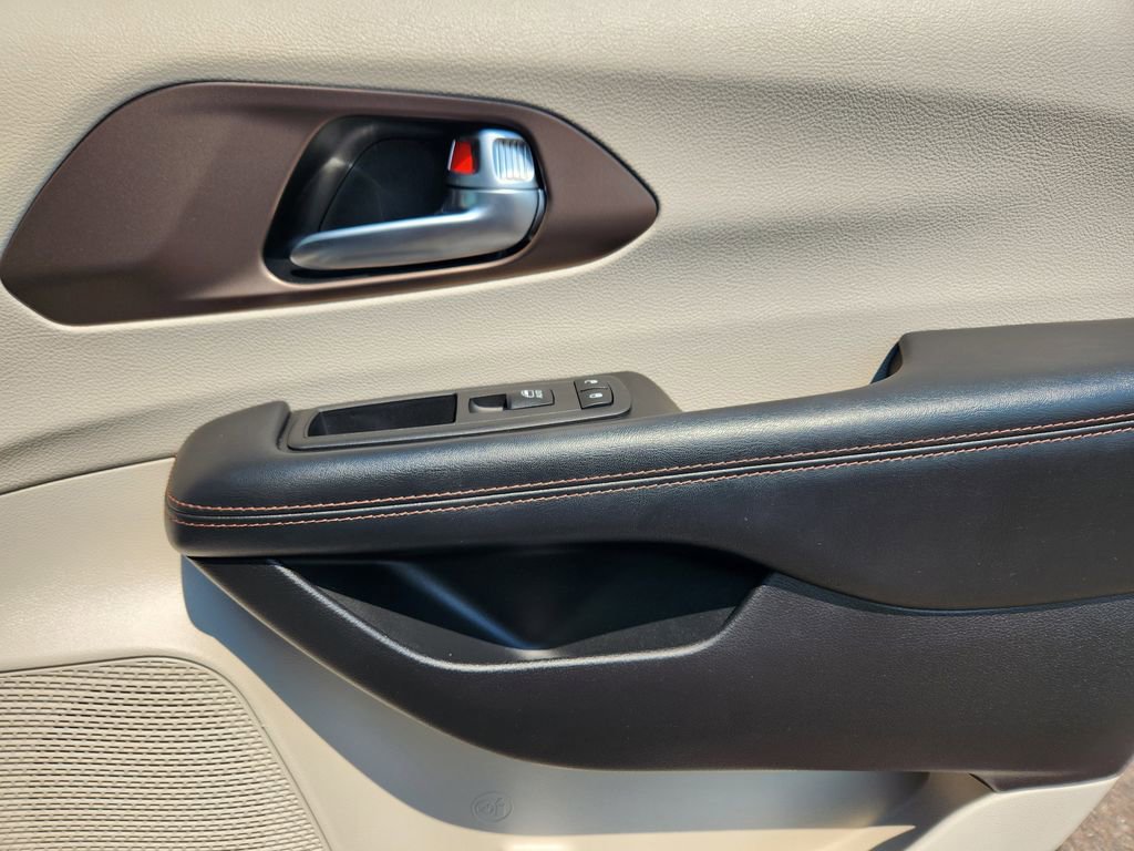 Used 2019 Chrysler Pacifica Touring image 17