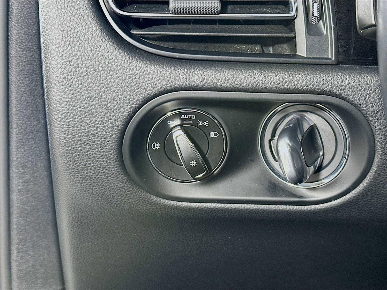 Certified 2020 Porsche Macan image 13