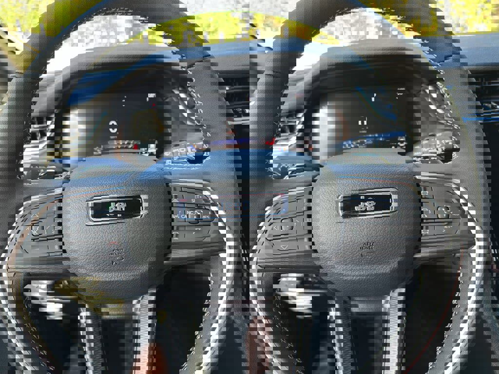 New 2025 Jeep Grand Cherokee Altitude image 12