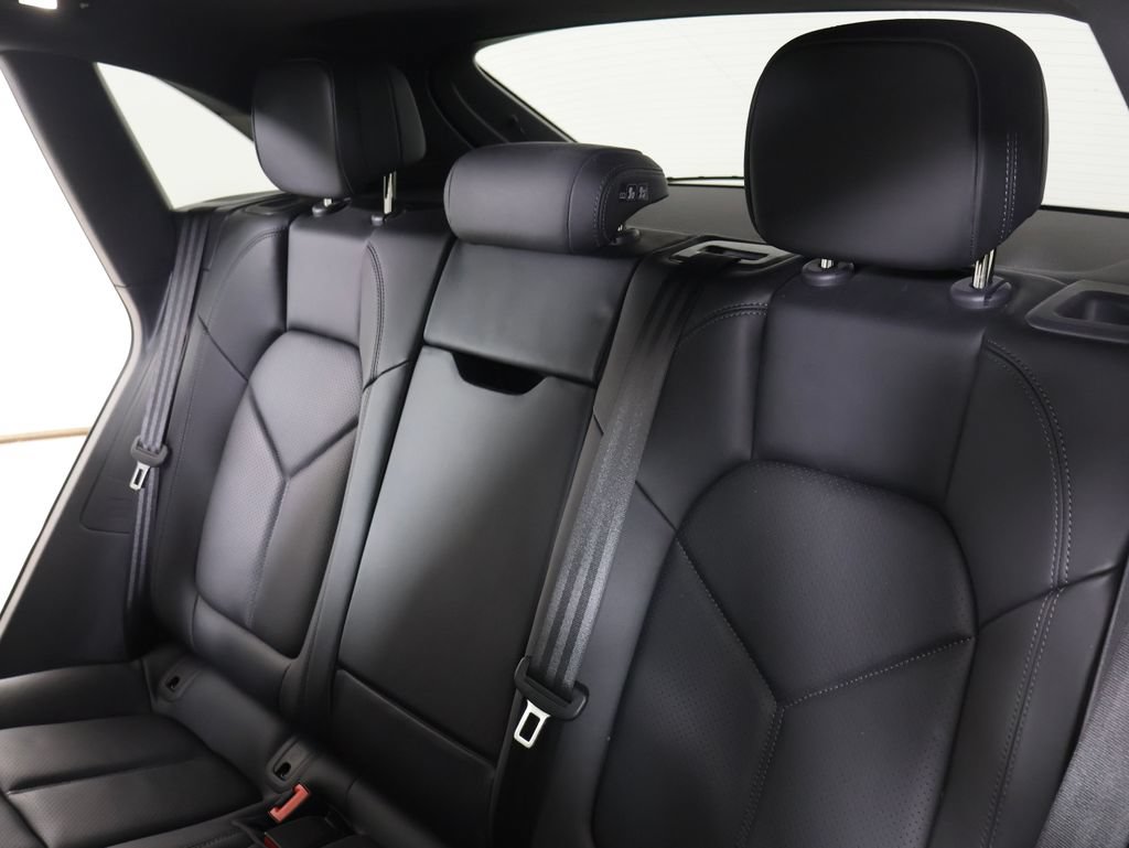 Certified 2023 Porsche Macan S AWD/4WD image 11