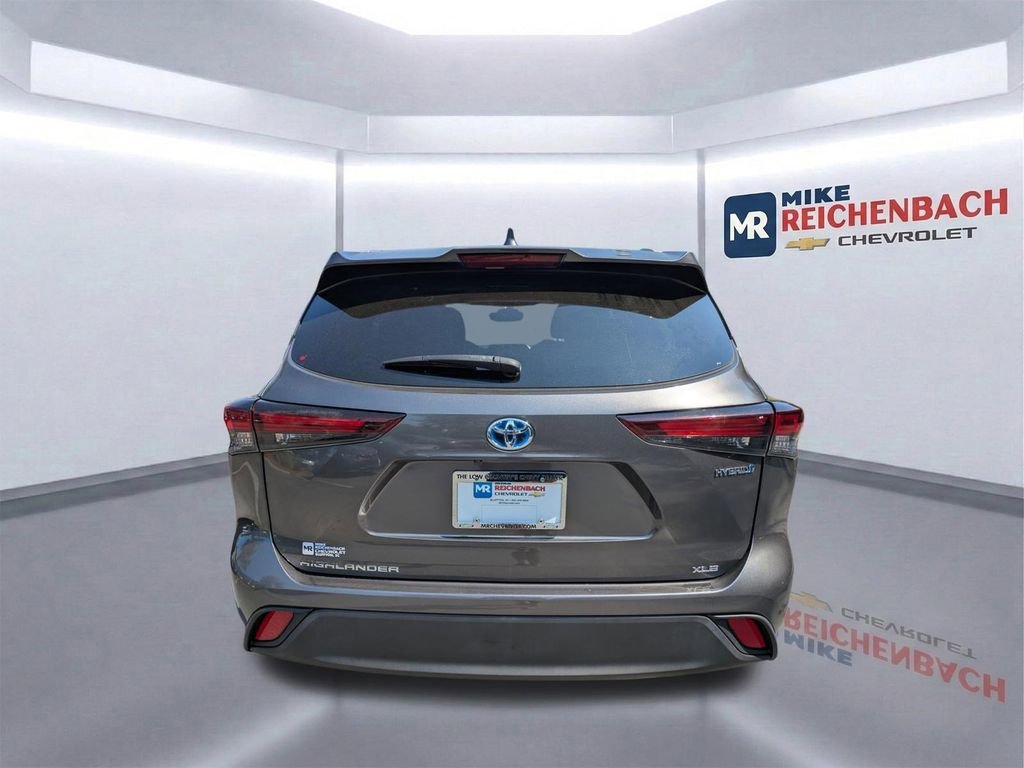 Used 2024 Toyota Highlander XLE FWD image 5