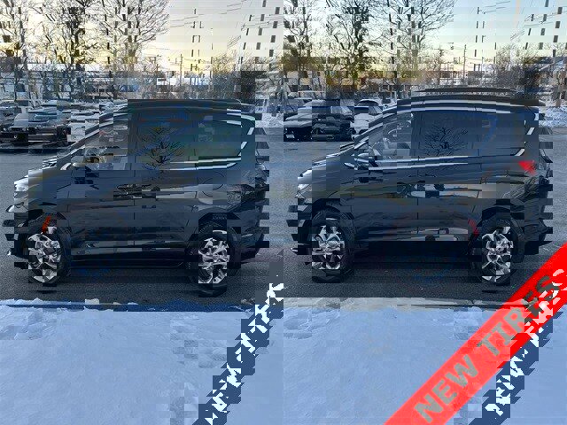 Certified 2022 Chrysler Pacifica Touring-L image 5