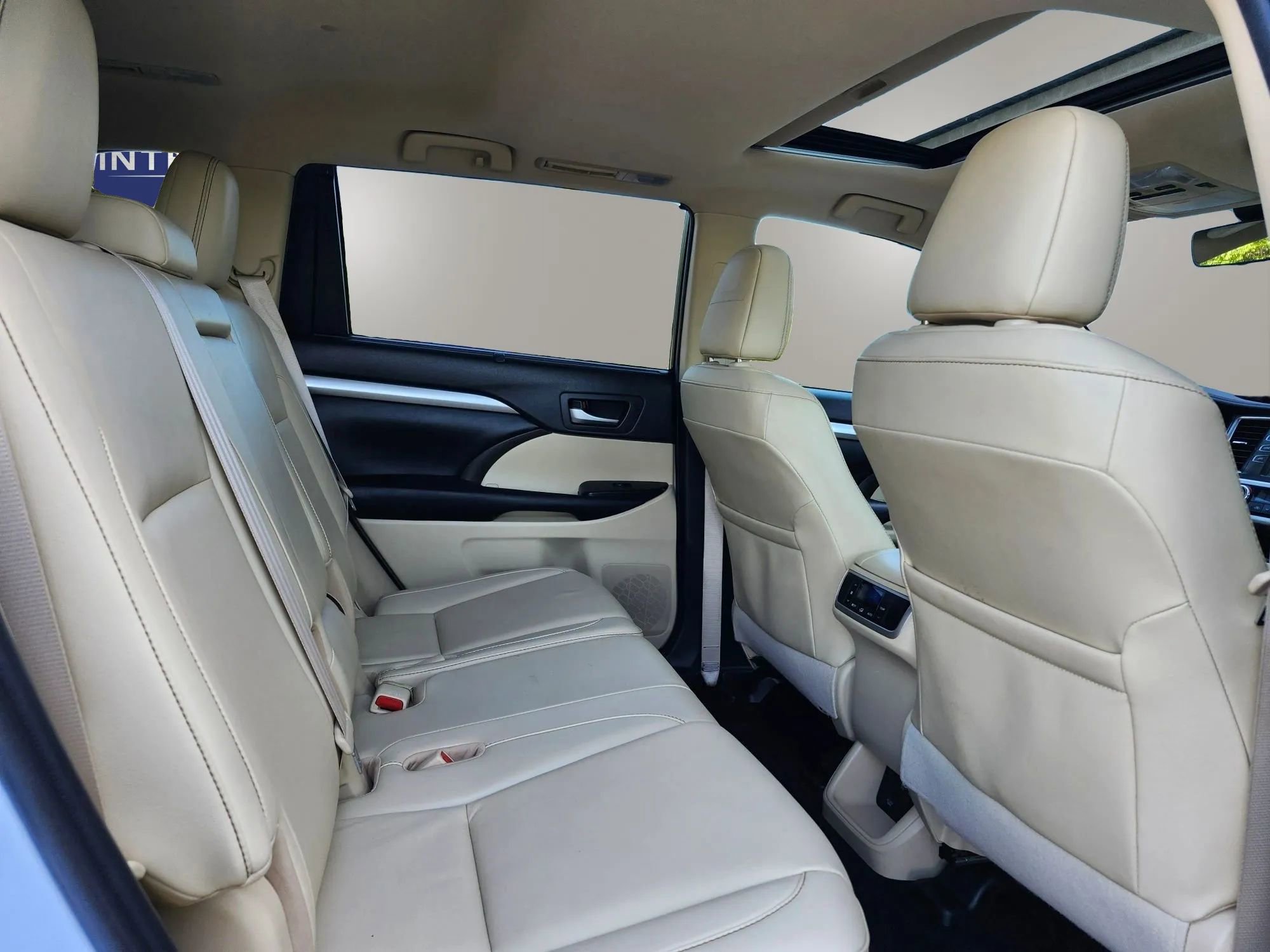 Used 2019 Toyota Highlander XLE AWD/4WD image 29