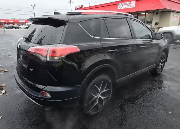 Used 2018 Toyota RAV4 SE image 5