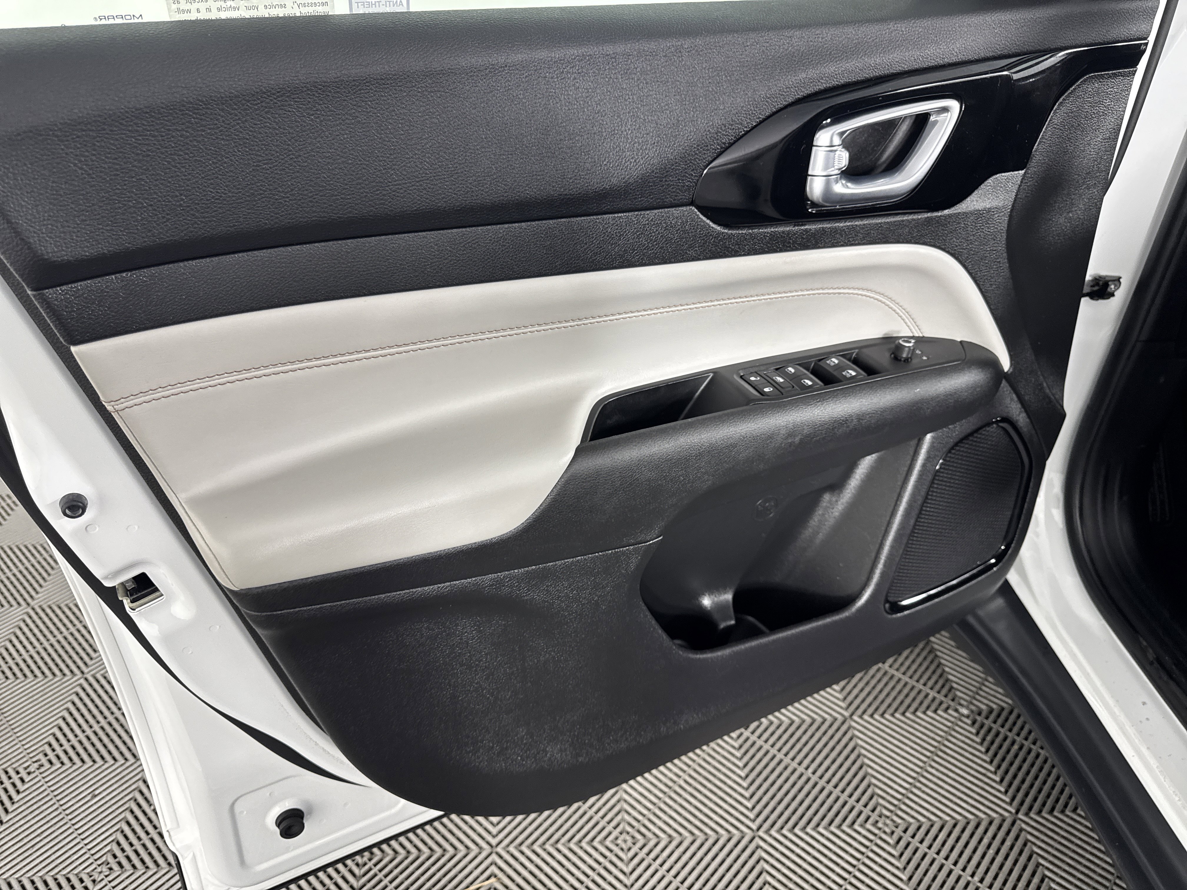 Used 2022 Jeep Compass Limited image 13