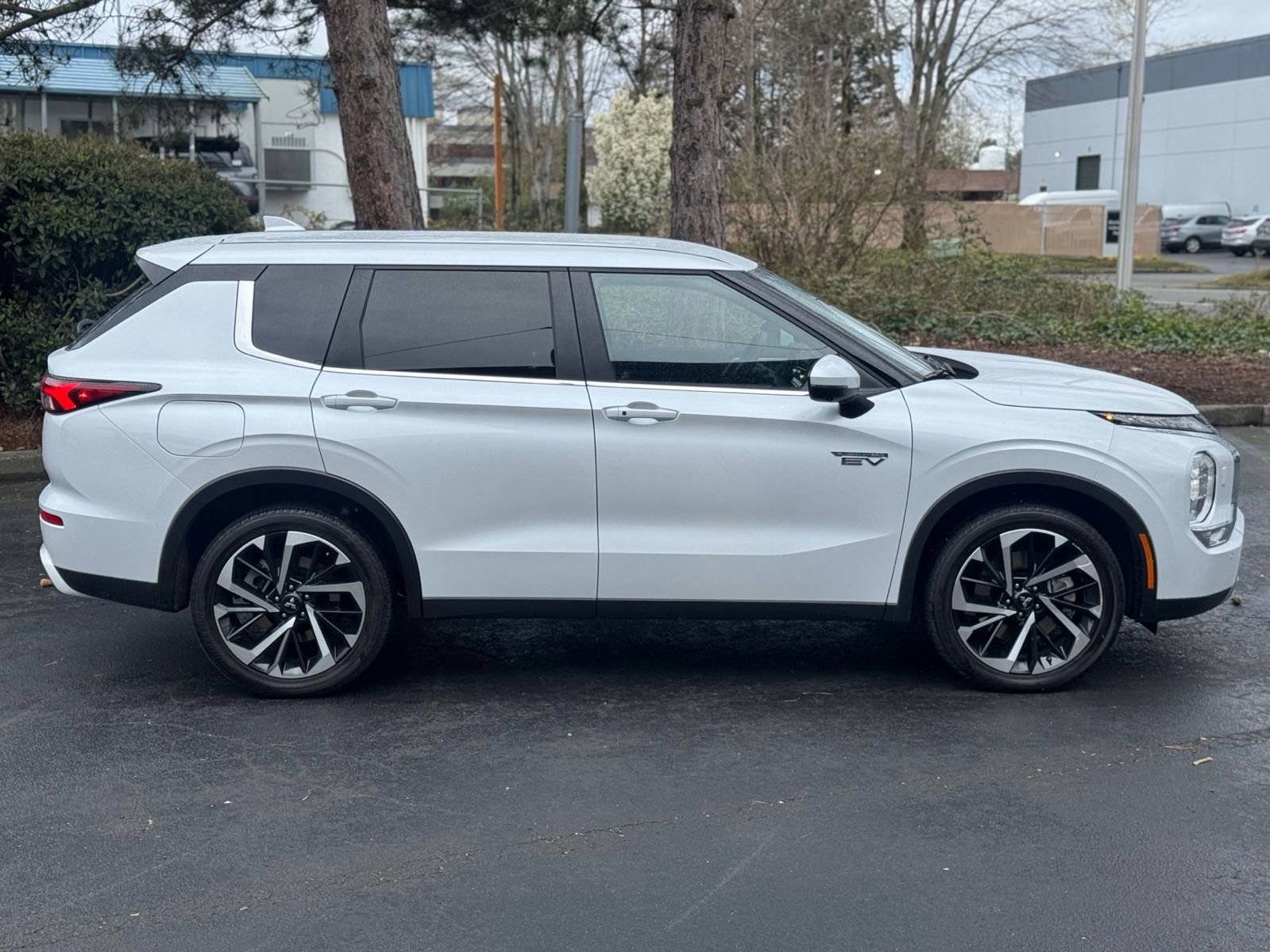 Used 2024 Mitsubishi Outlander 4WD Plug-In Hybrid image 6