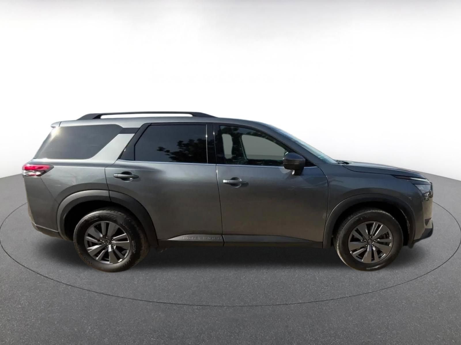 Used 2025 Nissan Pathfinder SV image 16