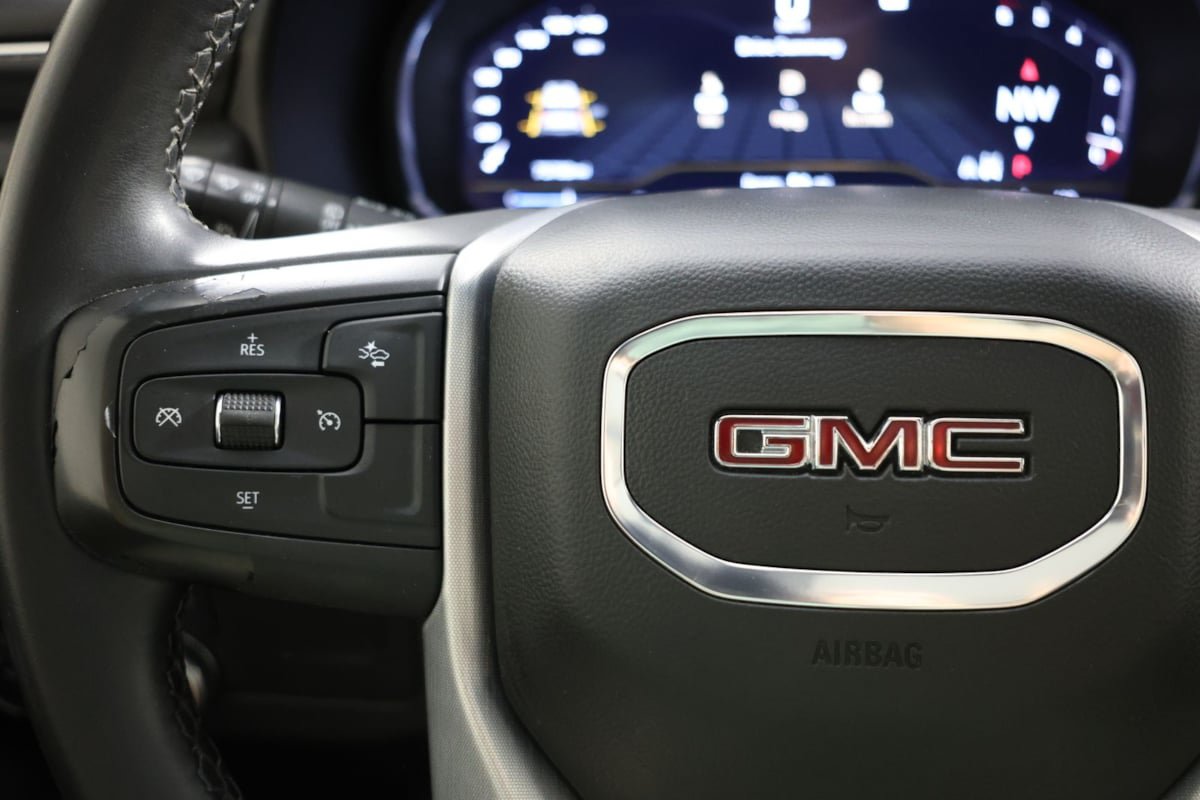 Used 2023 GMC Yukon XL SLT AWD/4WD image 30