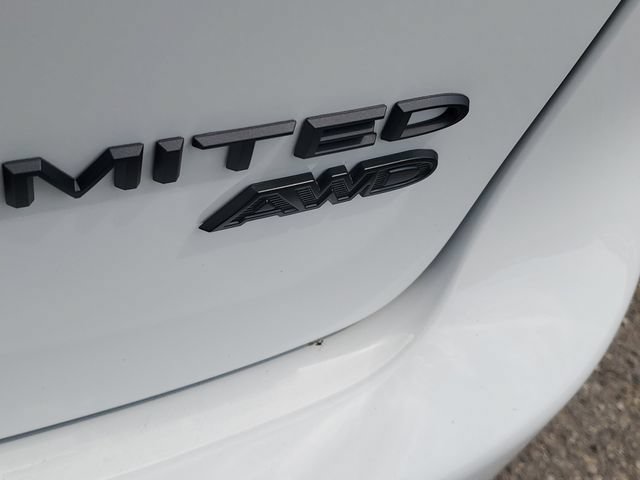 New 2027 Chrysler Pacifica Limited w/ Family Tech Group AWD/4WD image 6