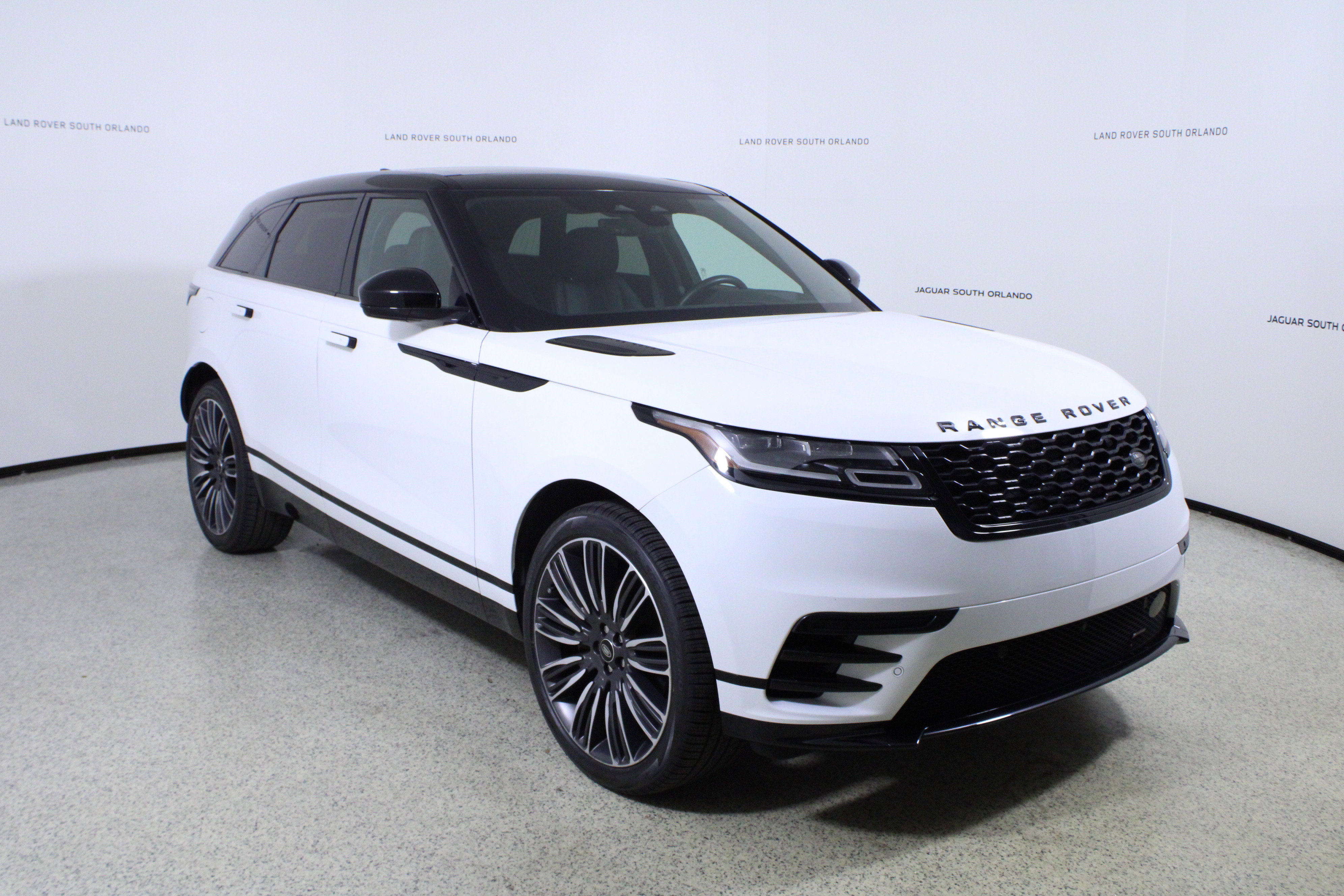 Used 2023 Land Rover Range Rover Velar R-Dynamic S image 3