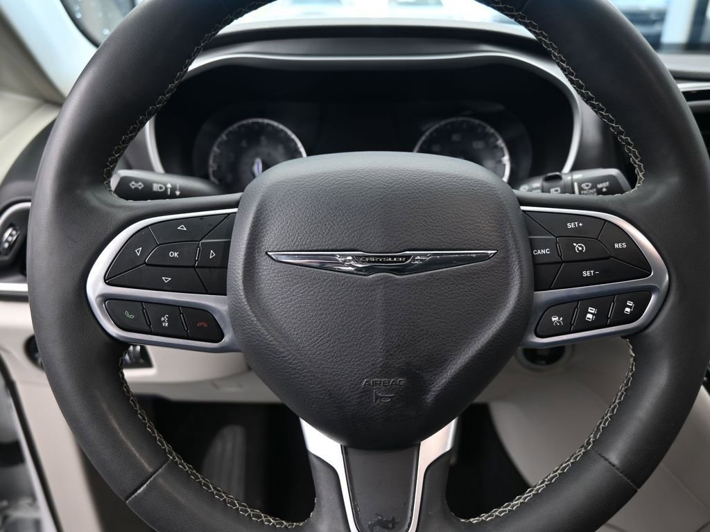 Used 2023 Chrysler Pacifica Touring-L image 15