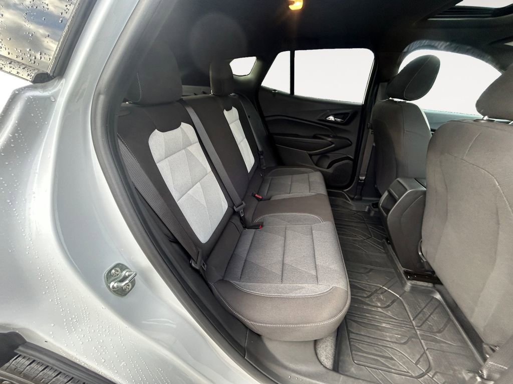 Used 2025 Chevrolet Trax RS w/ Sunroof Package FWD image 11