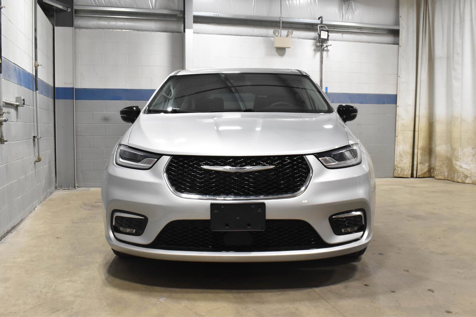 Used 2024 Chrysler Pacifica Touring-L image 30