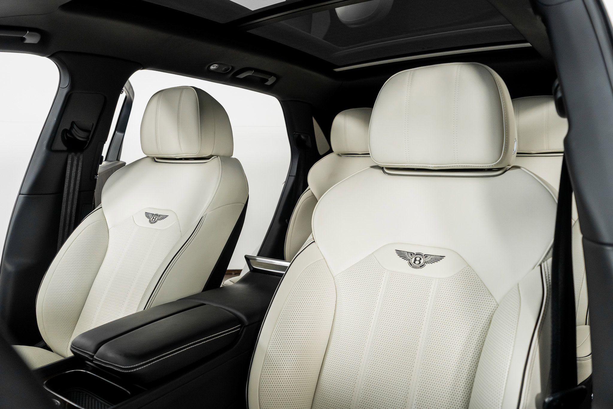 Used 2023 Bentley Bentayga Extended Wheelbase image 3