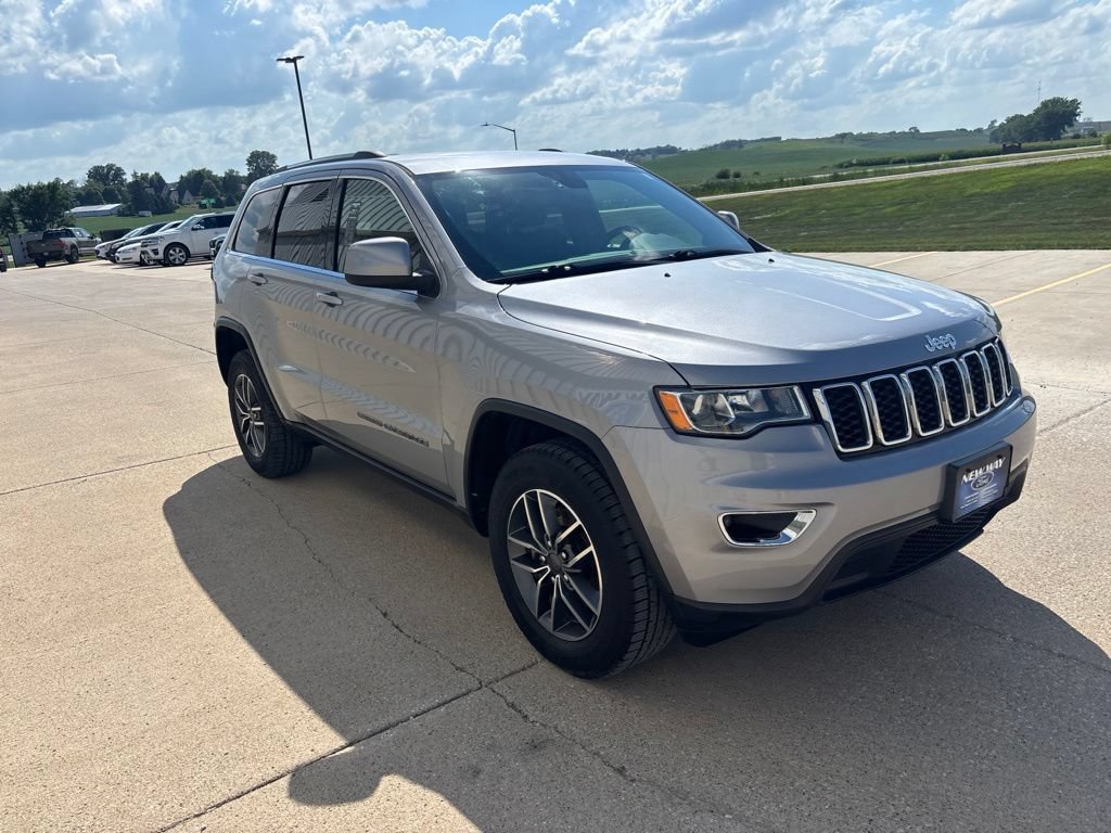 Used 2019 Jeep Grand Cherokee Laredo w/ 18" Wheel & 8.4" Radio Group AWD/4WD image 3