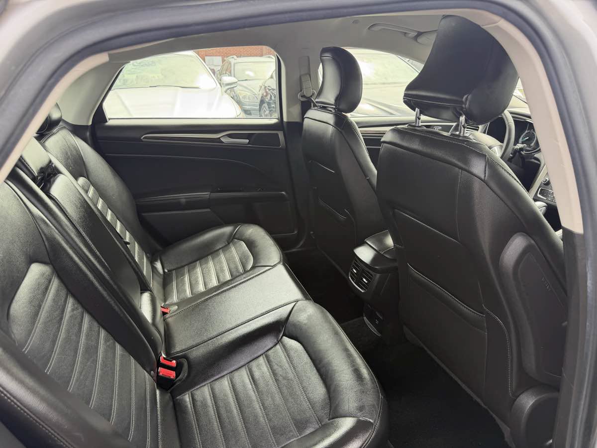 Used 2016 Ford Fusion SE w/ Equipment Group 502A FWD image 19