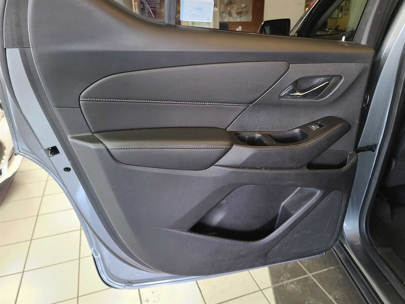 Used 2020 Chevrolet Traverse LT FWD image 11