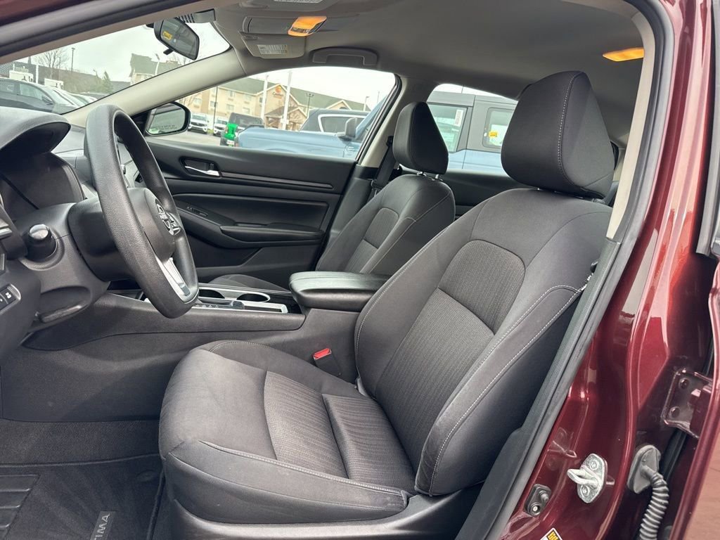 Used 2024 Nissan Altima 2.5 SV image 2