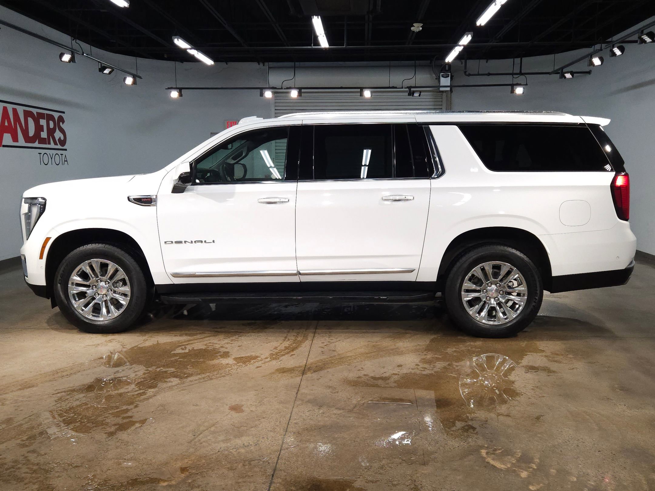 Used 2025 GMC Yukon XL Denali AWD/4WD image 4