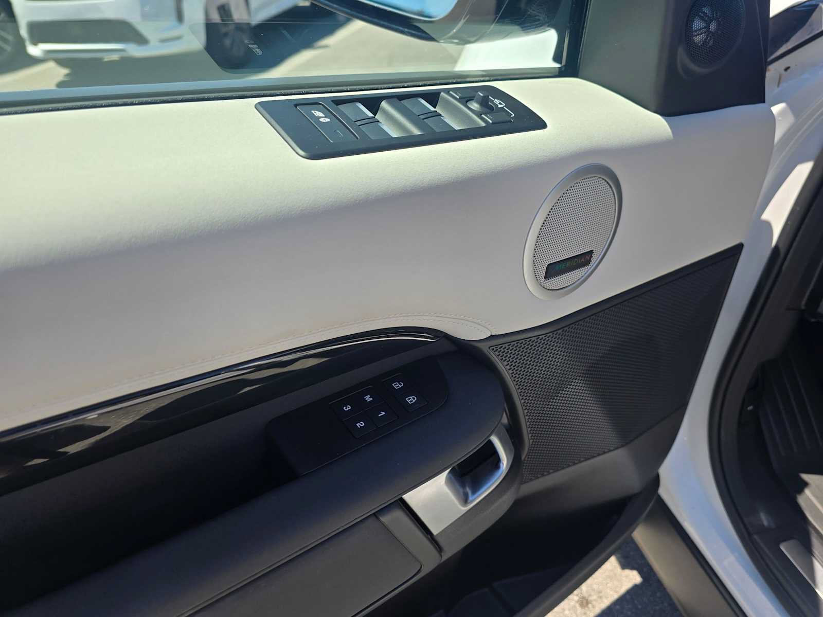 Used 2025 Land Rover Discovery S AWD/4WD image 21