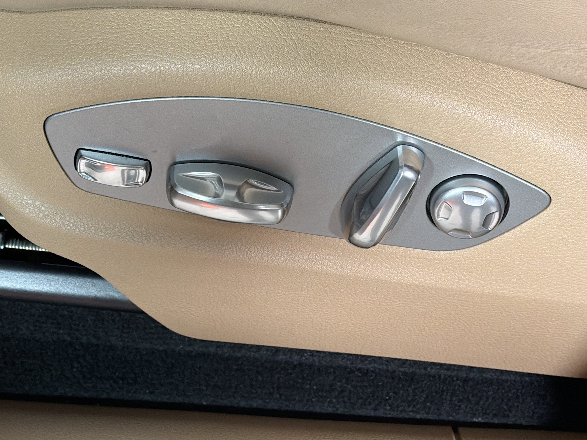 Certified 2025 Porsche Macan image 25