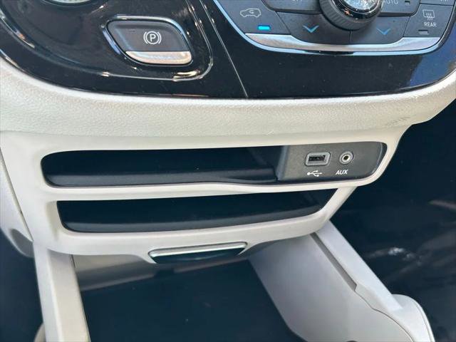 Certified 2020 Chrysler Pacifica Touring w/ Advanced Safetytec Group FWD image 22