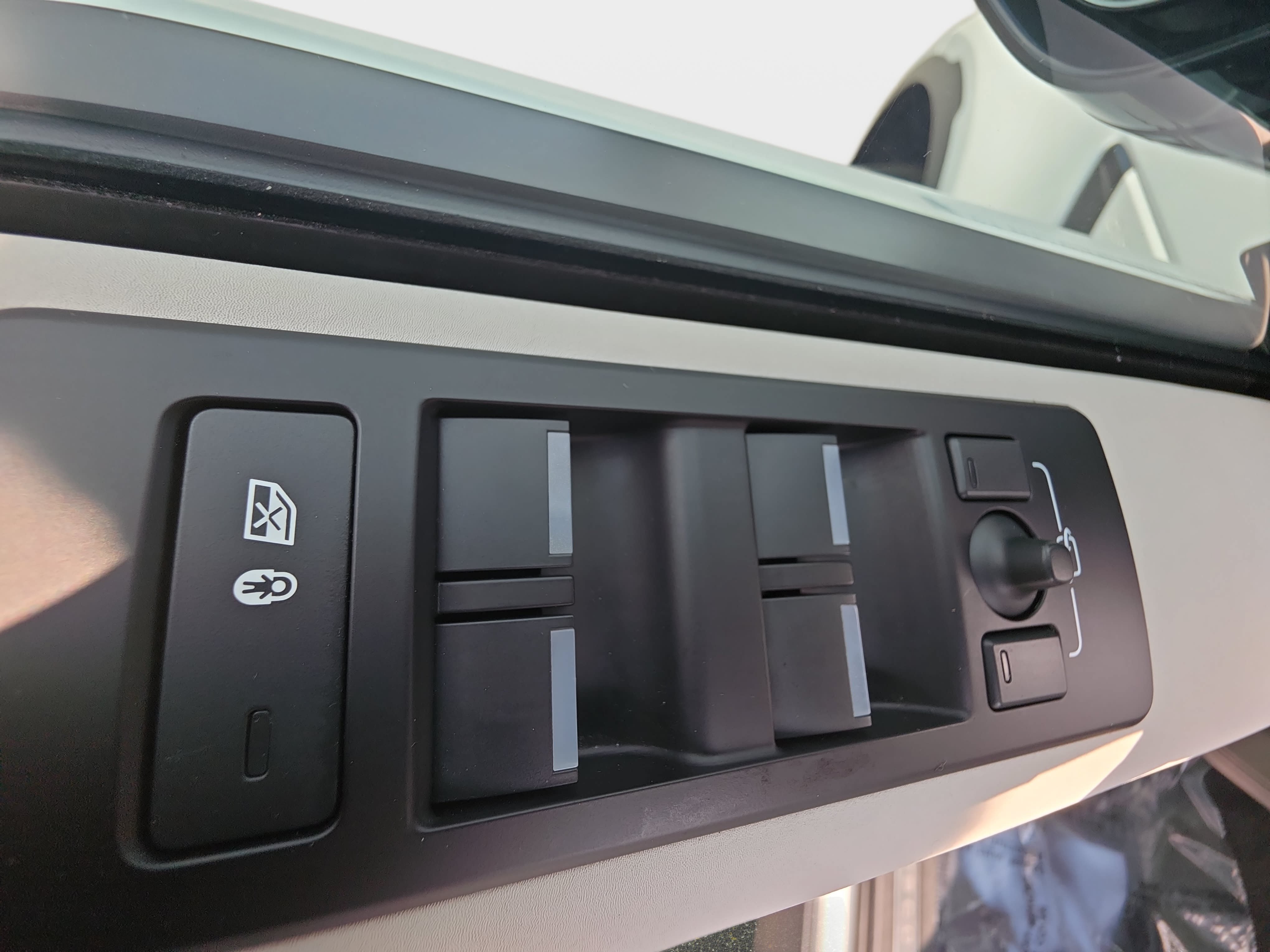 Certified 2025 Land Rover Discovery S AWD/4WD image 30