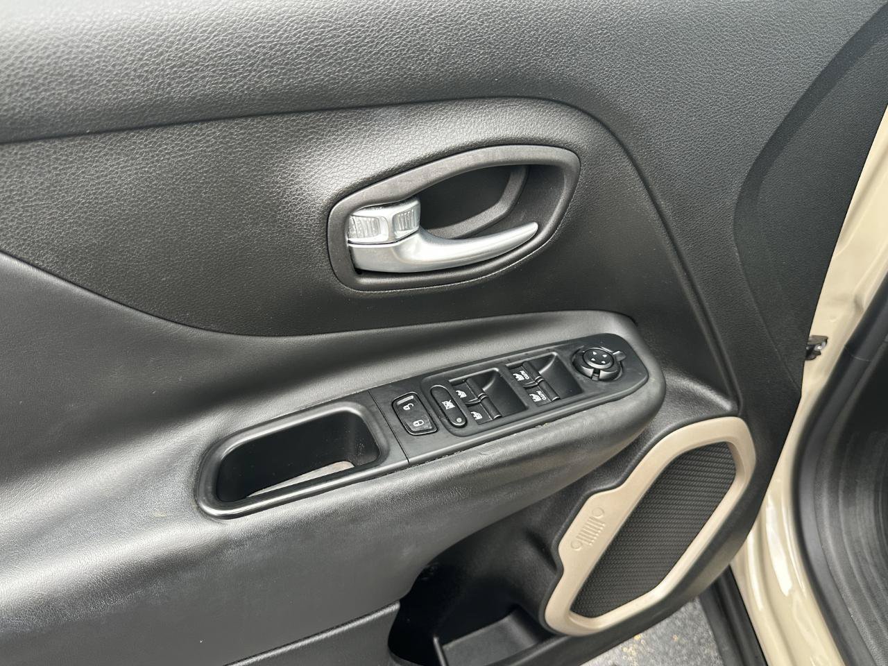 Used 2015 Jeep Renegade Limited AWD/4WD image 23