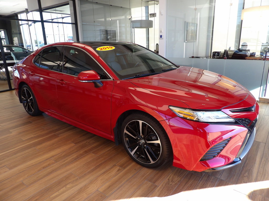Used 2019 Toyota Camry XSE image 3