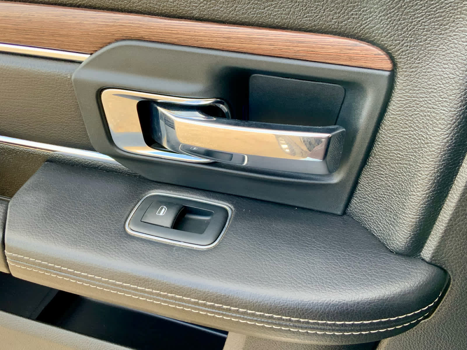 Used 2018 RAM 1500 Laramie image 46