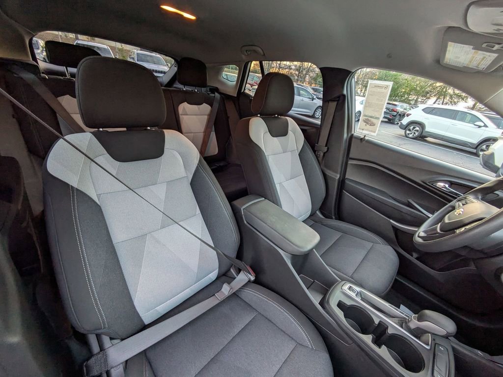 Used 2025 Chevrolet Trax LS image 28