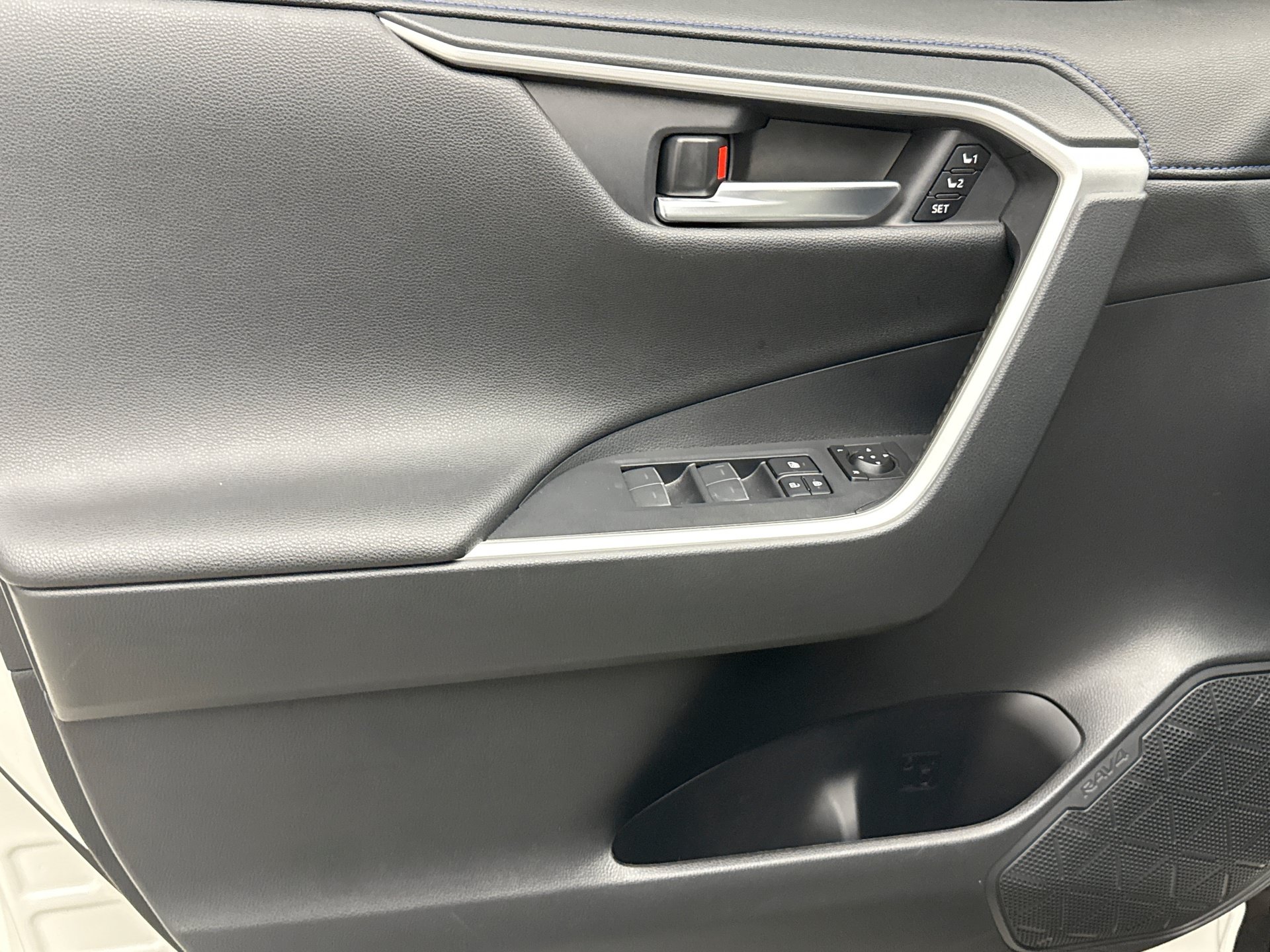 Used 2022 Toyota RAV4 XSE AWD/4WD image 9