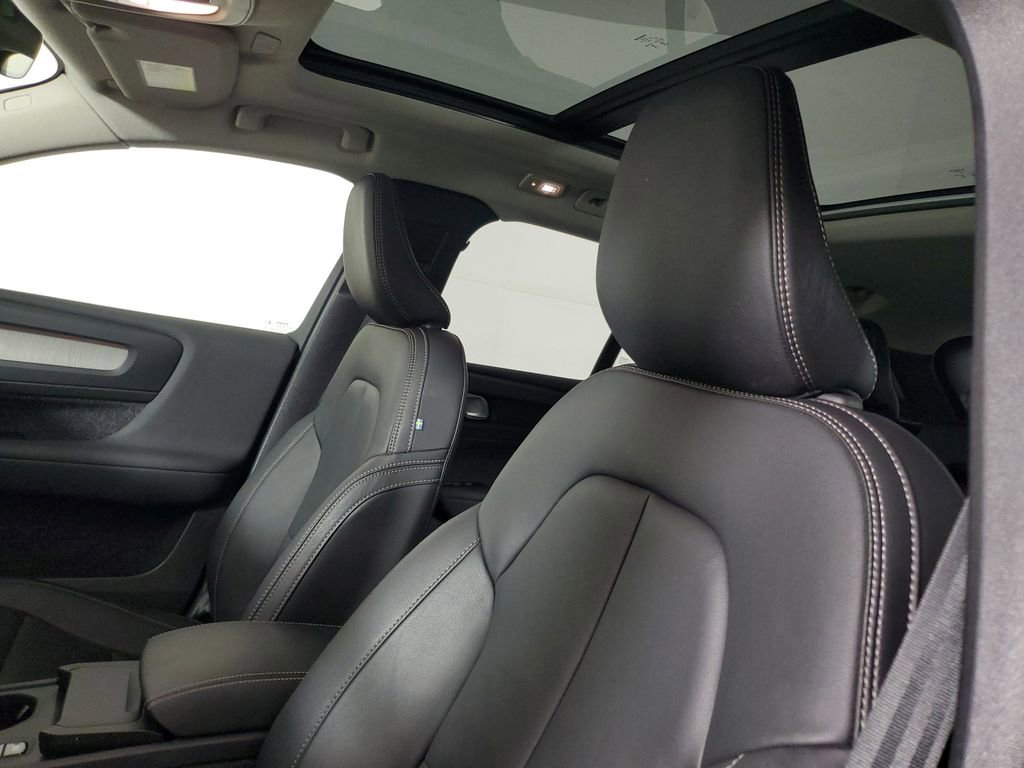 Certified 2025 Volvo XC40 B5 Core image 25