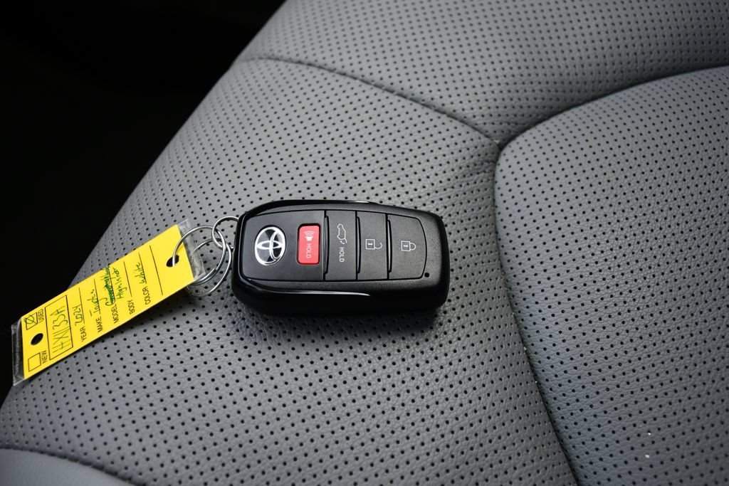 Used 2024 Toyota Highlander Limited FWD image 21