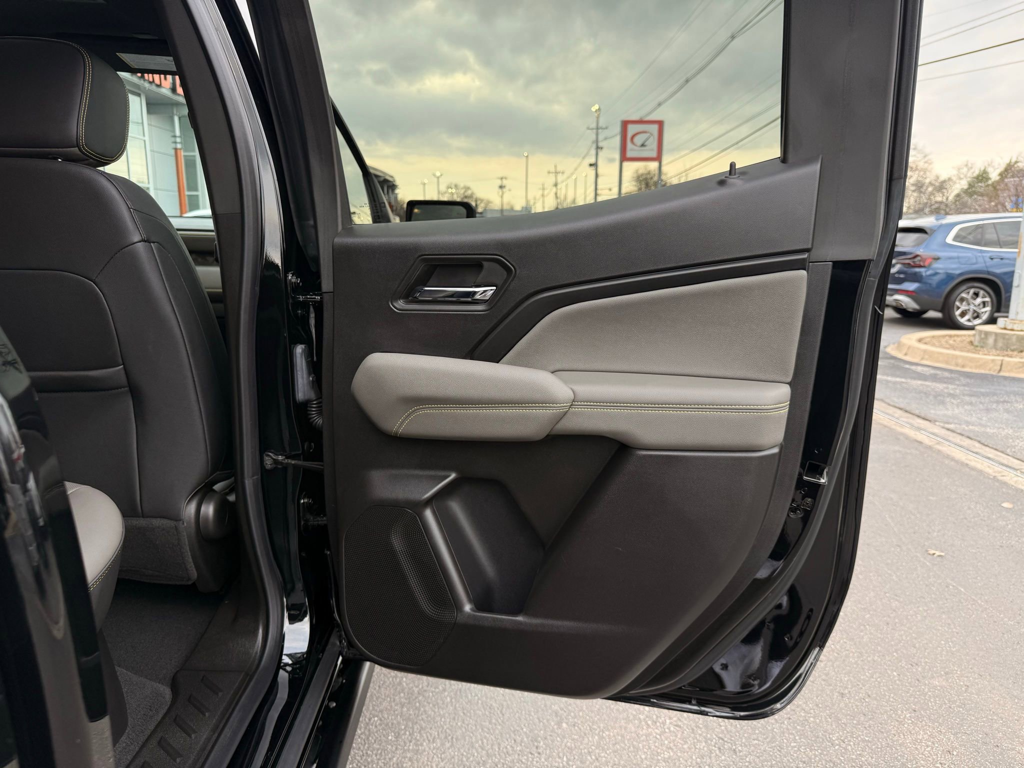 Used 2024 Chevrolet Colorado ZR2 w/ ZR2 Convenience Package III AWD/4WD image 33