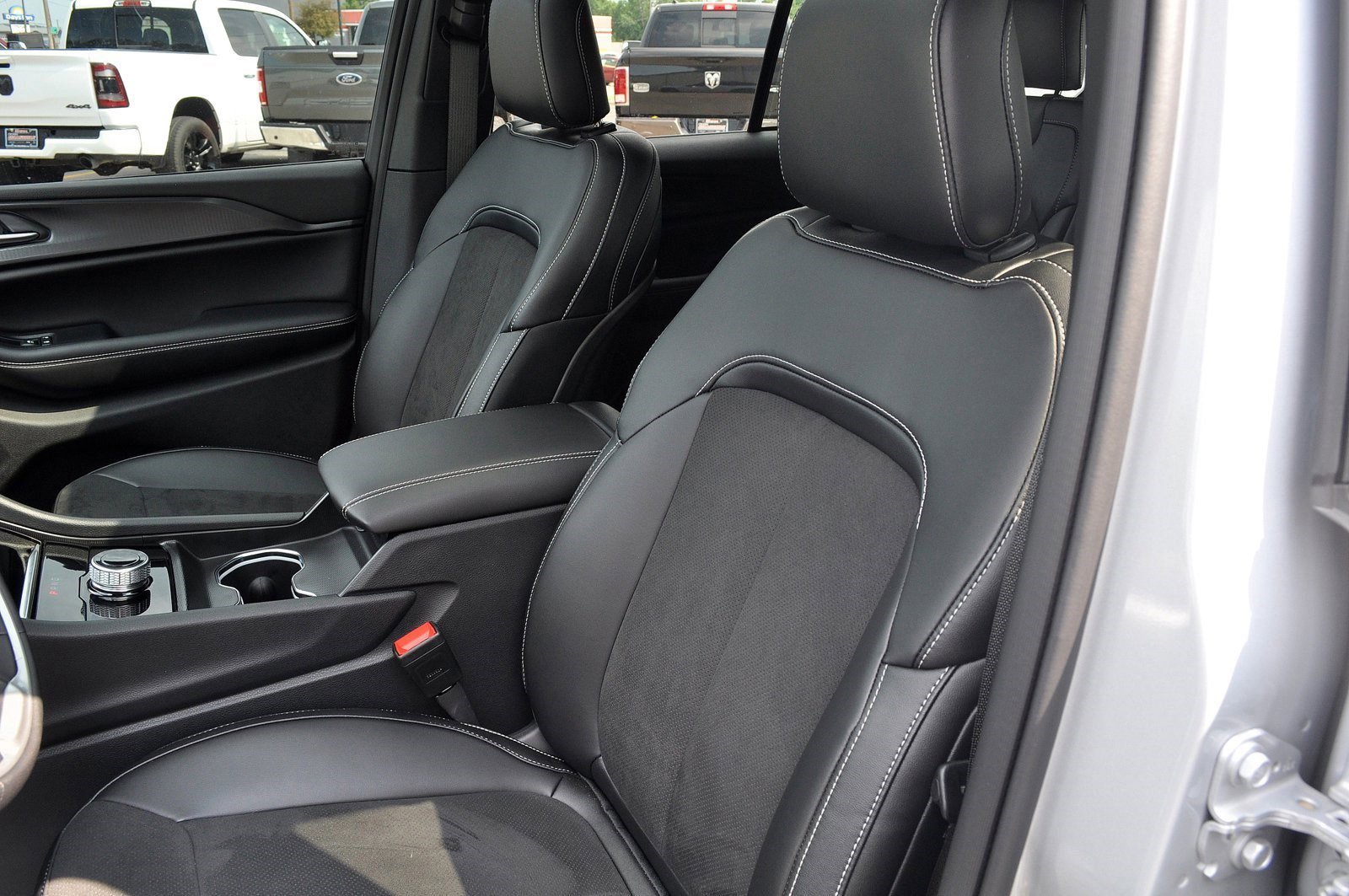 Used 2023 Jeep Grand Cherokee Altitude image 12