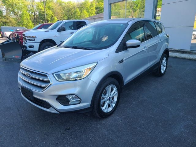 Used 2017 Ford Escape SE w/ SE Cold Weather Package AWD/4WD image 1