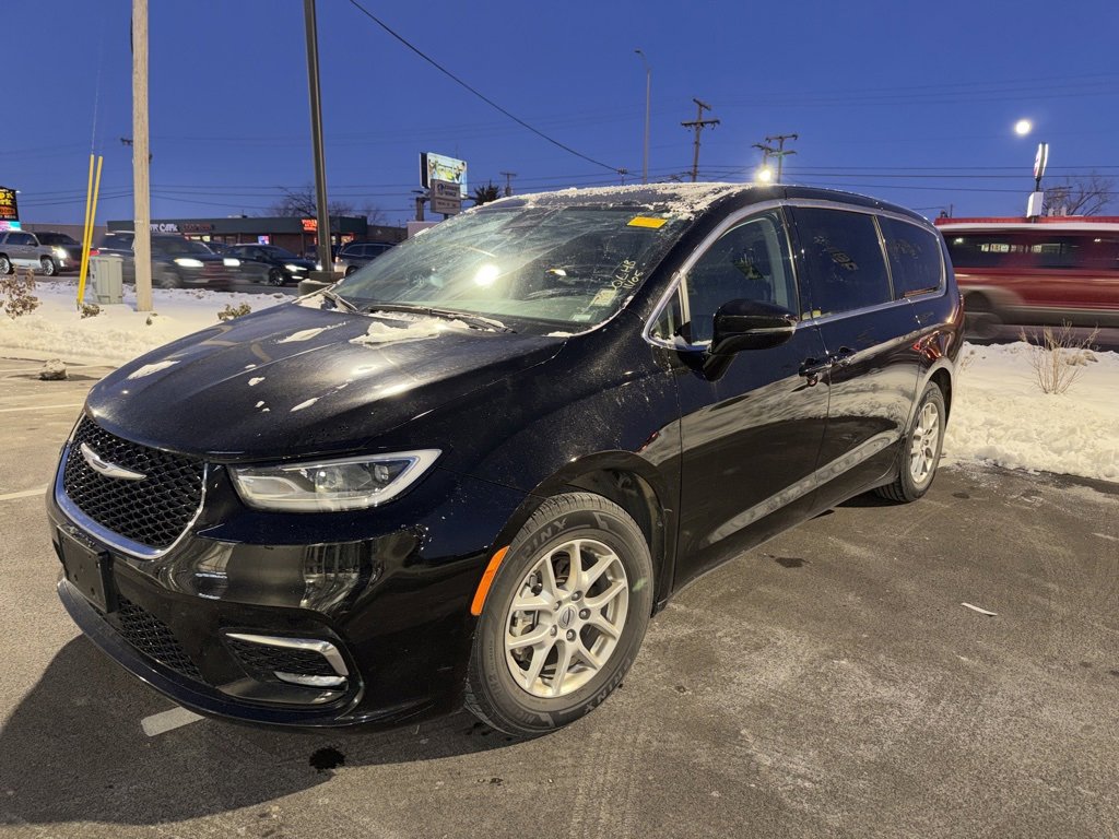 Used 2024 Chrysler Pacifica Touring-L image 7