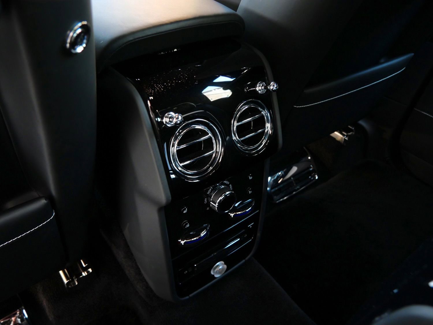 Certified 2022 Rolls-Royce Cullinan Black Badge w/ Dark Exterior Package image 36