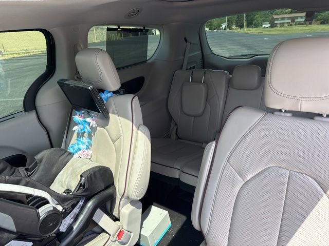 Used 2020 Chrysler Pacifica Limited FWD image 30