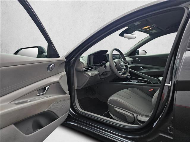 Used 2023 Hyundai Elantra SE w/ Cargo Package image 18