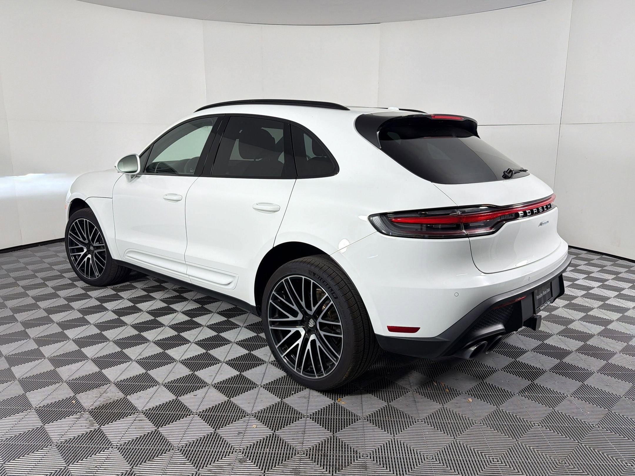 Certified 2025 Porsche Macan image 3
