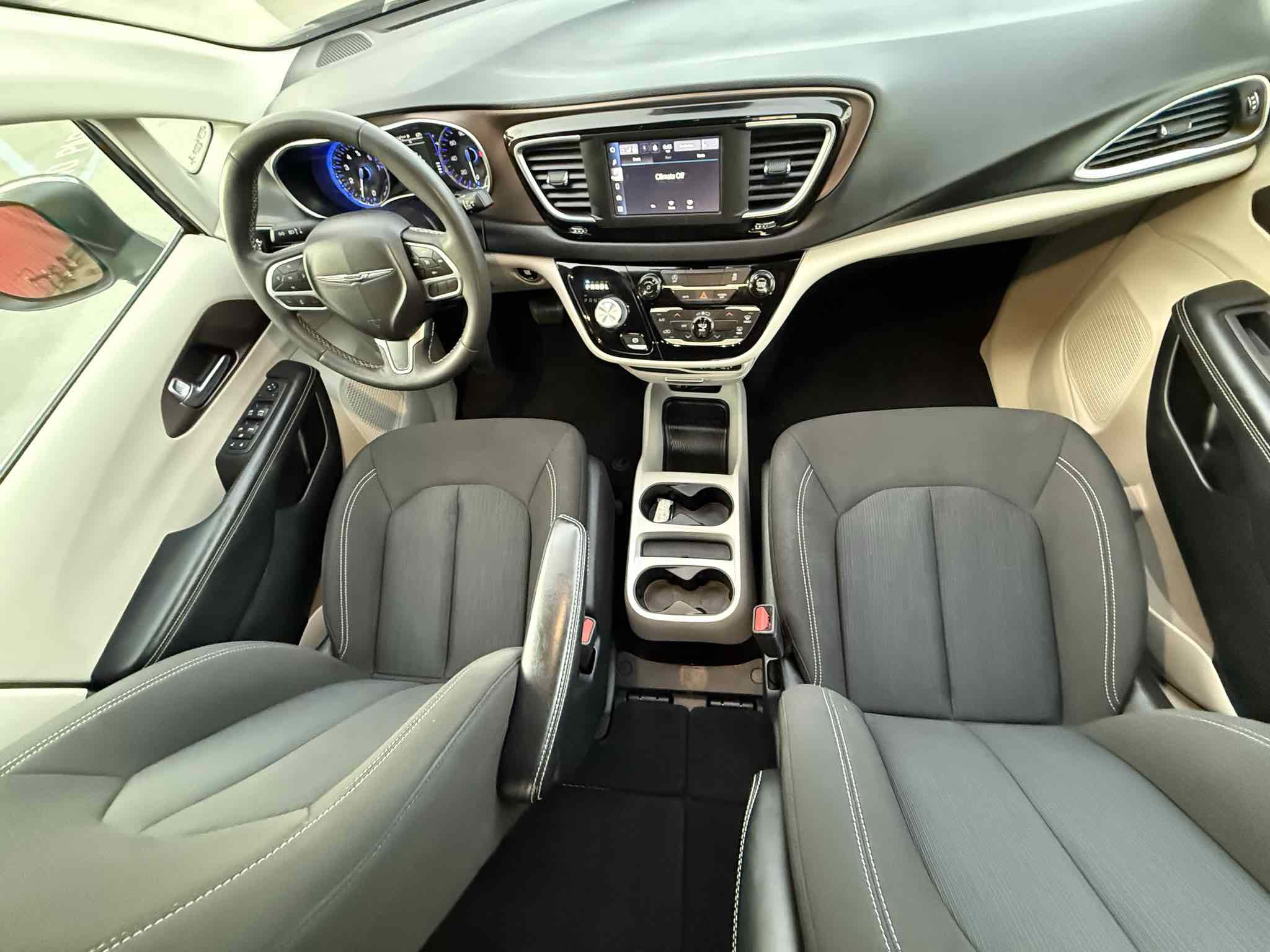 Used 2023 Chrysler Voyager LX image 26